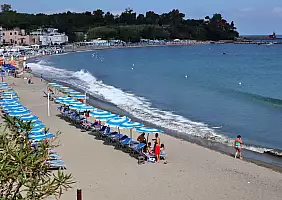turistipercaso Ischia_Scorcio_della_Spiaggia_di_San_Pietro_dal_Lungomare_Colombo
