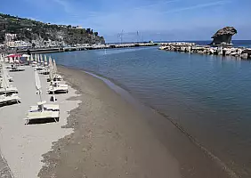 turistipercaso Lacco_Ameno_Spiaggia_del_porto_dal_lungomare