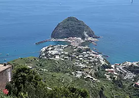 turistipercaso Serrara_Fontana_Borgo_di_Sant_Angelo_d_Ischia_dal_belvedere