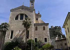 turistipercaso il_castello_di_Arco_spunta_sul_retro_della_Collegiata_di_Santa_Maria_Assunta
