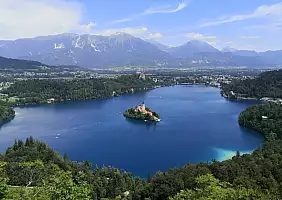 turistipercaso il_fiabesco_lago_di_Bled_visto_dal_punto_panoramico_Mala_Osojnica