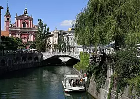 turistipercaso il_fiume_Ljubljanica_scorre_nel_centro_di_Lubiana