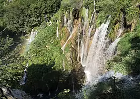 turistipercaso l_acqua_nel_parco_di_Plitvice_sgorga_dal_tufo_ricoperto_di_muschio_ed_erba