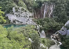 turistipercaso la_Veliki_Slap_la_cascata_pi_alta_del_parco_di_Plitvice_vista_dall_alto