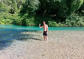 turistipercaso nei_pressi_Occhio_blu_Sud_Albania