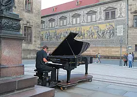 turistipercaso Murales e pianista