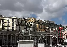 turistipercaso Le_statue_equestri_in_Piazza_Plebiscito