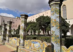 turistipercaso Nel_chiostro_di_Santa_Chiara