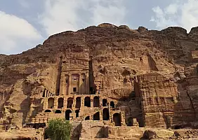 turistipercaso Alcune_delle_Tombe_Reali_di_Petra