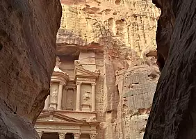 turistipercaso Il_Tesoro_di_Petra_compare_dal_Siq
