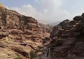 turistipercaso la_salita_verso_il_Monastero_di_Petra