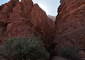 turistipercaso nei_canyon_del_Wadi_Rum