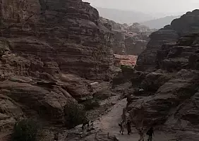 turistipercaso salendo_verso_il_Monastero_di_Petra
