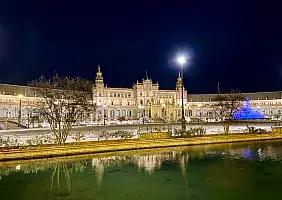 turistipercaso Plaza_de_Espana_di_notte