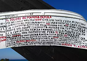 turistipercaso cartello_sul_ponte