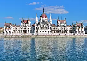 turistipercaso The,Hungarian,Parliament,Building,On,The,Bank,Of,The,Danube