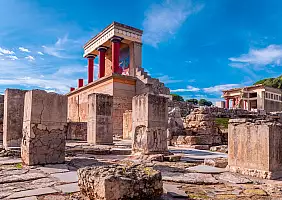 turistipercaso View at the ruins of the famous Minoan palace of Knossos