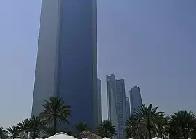 turistipercaso Al_Beach_club_West_Bay_di_Abu_Dhabi_i_grattacieli_si_vedono_dalla_spiaggia
