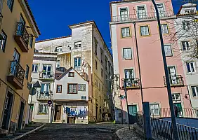 turistipercaso Alfama district traditional pedestrian narrow street, Lisbon Portugal