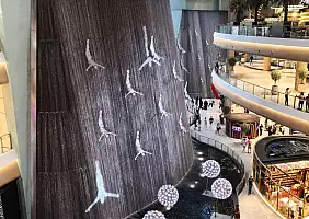 turistipercaso La_cascata_all_interno_del_Dubai_Mall