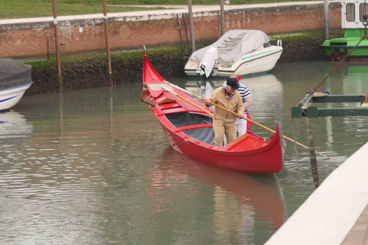 Patrizio Roversi impara a vogare sulla gondola