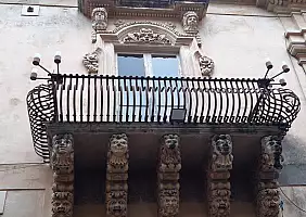 turistipercaso balcone a Noto (2) (FILEminimizer)