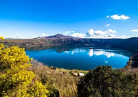 turistipercaso Lake,Albano,,A,Small,Volcanic,Crater,Lake,In,The,Alban