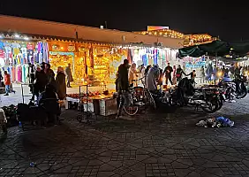 turistipercaso 004_piazza_Jamaa_el_Fna_di_sera_3_