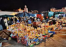 turistipercaso 004_piazza_Jamaa_el_Fna_di_sera_4_