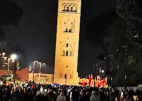 turistipercaso 004_piazza_Jamaa_el_Fna_di_sera_5_