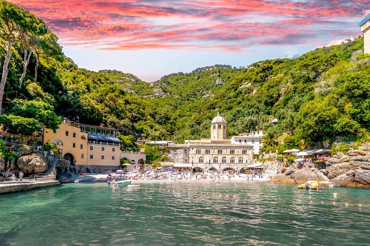 Liguria, la bellissima abbazia a picco sul mare dove puoi arrivare solo in barca (o nuotando)