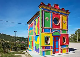 turistipercaso La,Morra,,Italy,-,August,6:,Cappella,Del,Barolo,,Little