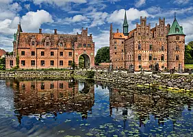 turistipercaso Beautiful,Water,Reflection,Of,Ancient,Castle,In,Denmark,Called,Egeskov