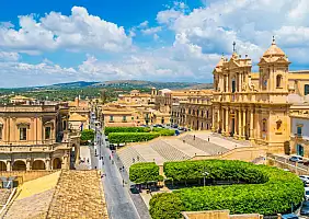 turistipercaso Panoramic,View,In,Noto,,With,The,Cathedral,And,The,Palazzo