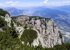 turistipercaso Falesia_con_ferrata_delle_Aquile_vista_dal_Salto_del_camoscio