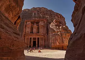 turistipercaso Facade of treasury in Petra