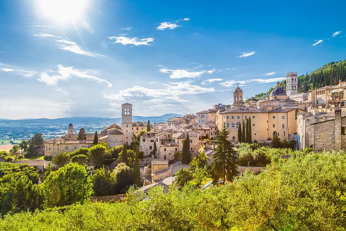 La città di San Francesco è un’oasi di spiritualità immersa nel verde, tra alberi monumentali e parchi antichissimi