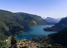 turistipercaso lago_di_Molveno_visto_dal_sentiero_di_Sciury