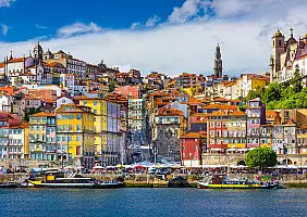 turistipercaso Porto, Portugal old town skyline from across the Douro River.