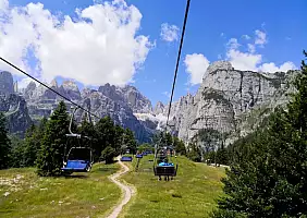 turistipercaso sulla_seggiovia_per_il_rifugio_Montanara_Molveno_