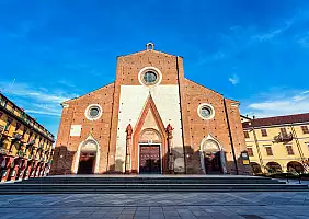 turistipercaso Facade,Of,Maria,Vergine,Assunta,Cathedral,Under,Blue,Sky,In