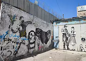 turistipercaso IL_MURO_CHE_DIVIDE_CON_COPIA_DI_BANSKY