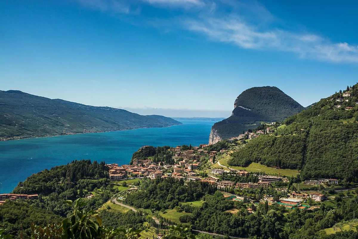 La terrazza sul lago di Garda è uno dei borghi più belli della Lombardia, ma è la strada per arrivarci la vera meraviglia