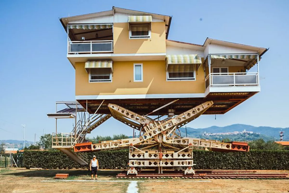 casa volante di Castelnuovo Magra