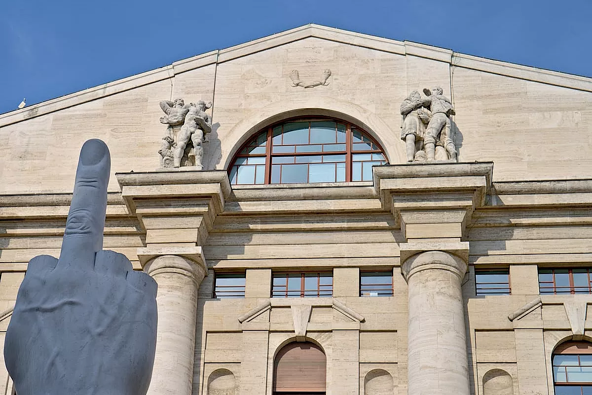 dito medio Cattelan Milano