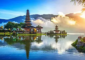 turistipercaso pura ulun danu bratan temple in Bali, indonesia.