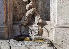 turistipercaso Fontana_dei_Delfini