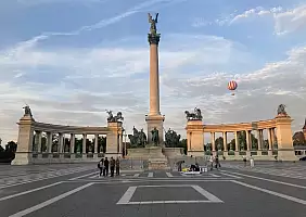 turistipercaso Piazza_degli_Eroi
