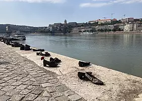 turistipercaso Scarpe_sulle_rive_del_Danubio