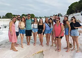 turistipercaso IN_MEZZO_AI_GIOVANI